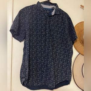 LIKE NEW ⭐️ Men’s casual button down navy blue floral shirt